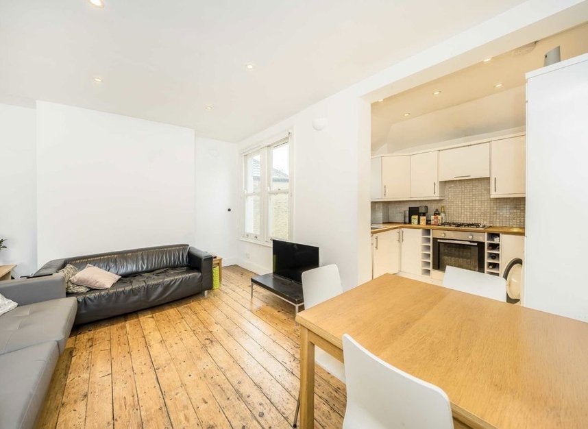 Flat Cato Road in Greater London