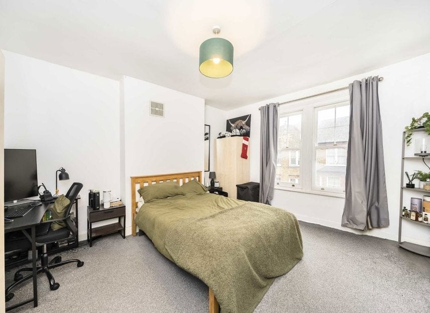 Flat Cato Road in Greater London