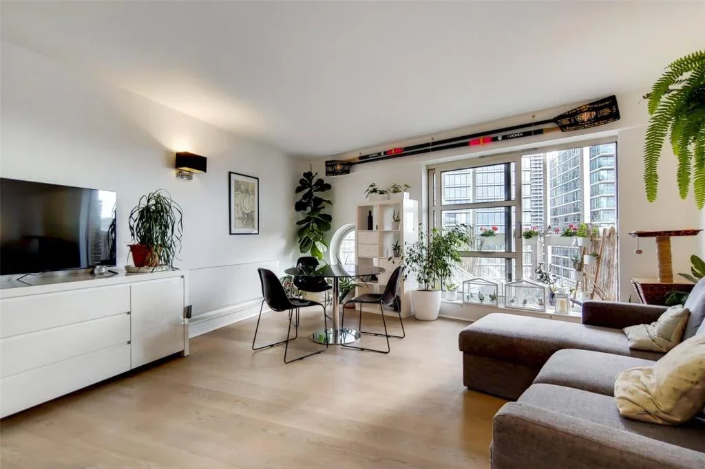 Flat Westferry Road in Greater London