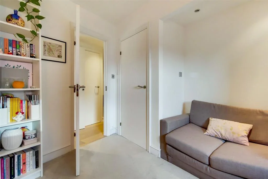 Flat Westferry Road in Greater London