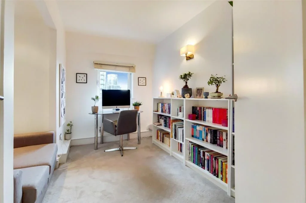 Flat Westferry Road in Greater London