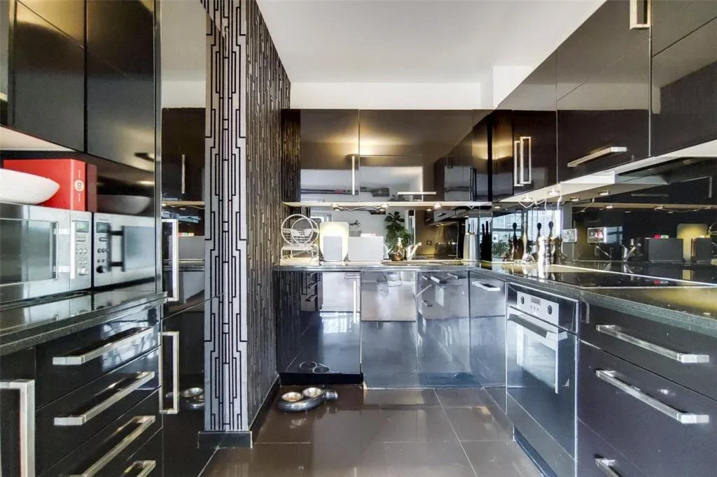 Flat Westferry Road in Greater London