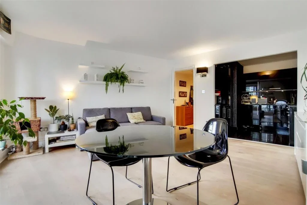 Flat Westferry Road in Greater London