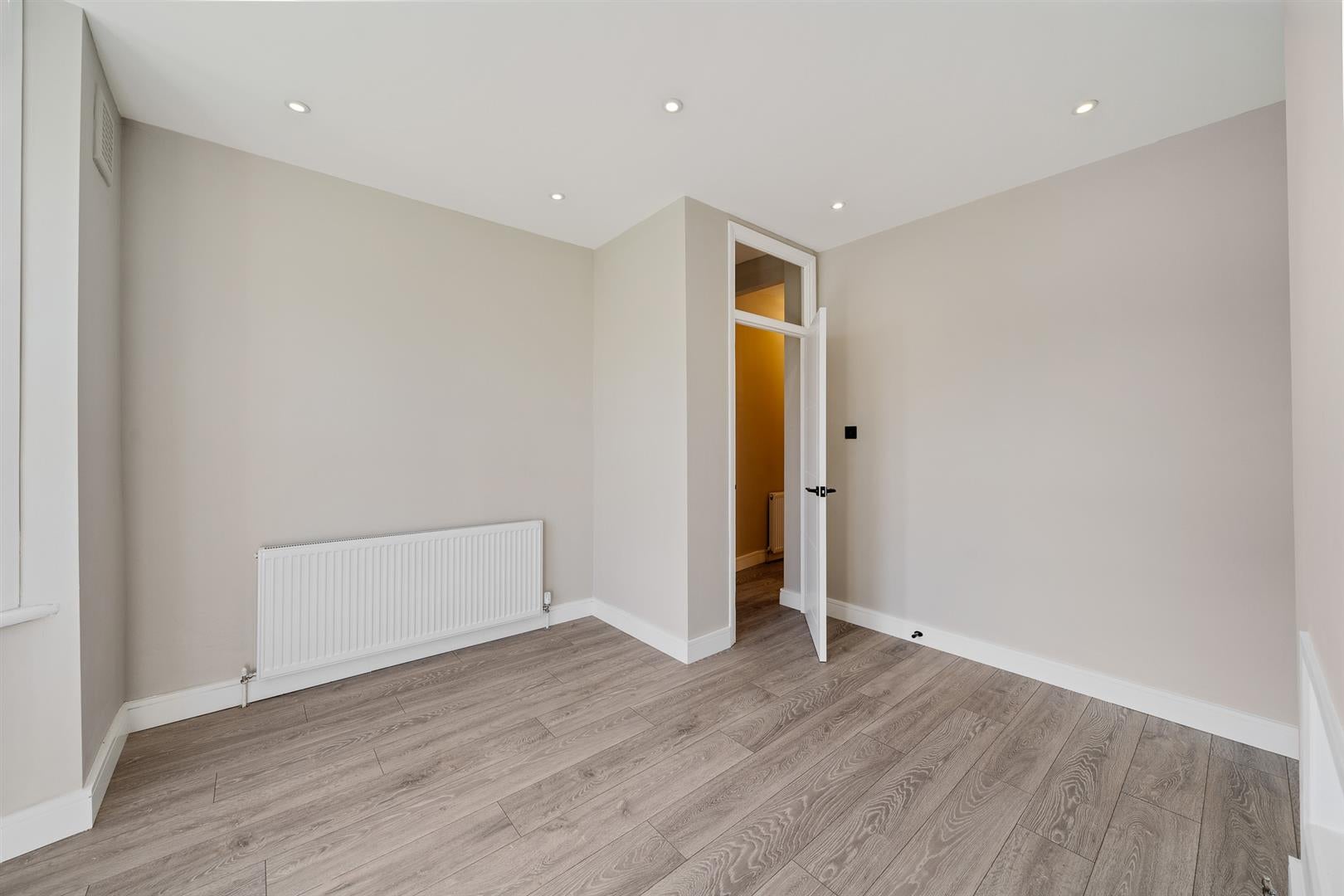 Flat Plumstead Common Road in Greater London