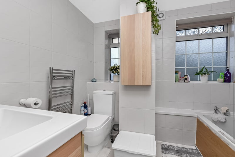 Room Beaconsfield Close in Greater London