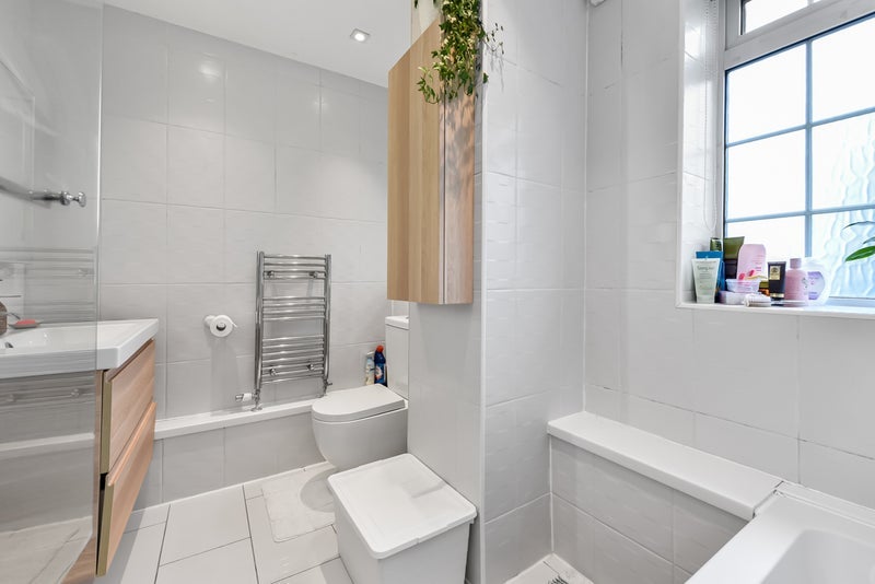 Room Beaconsfield Close in Greater London