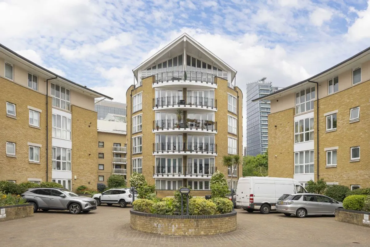 Flat Thomas More Street in Greater London