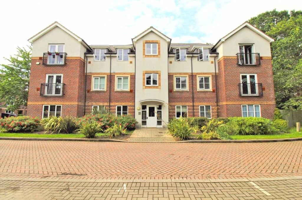 Flat Kingswood Close in Surrey Heath