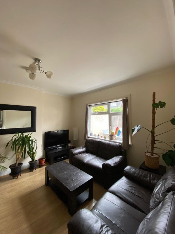 Room Ashfield Road in Greater London