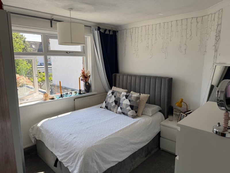 Room Ashfield Road in Greater London