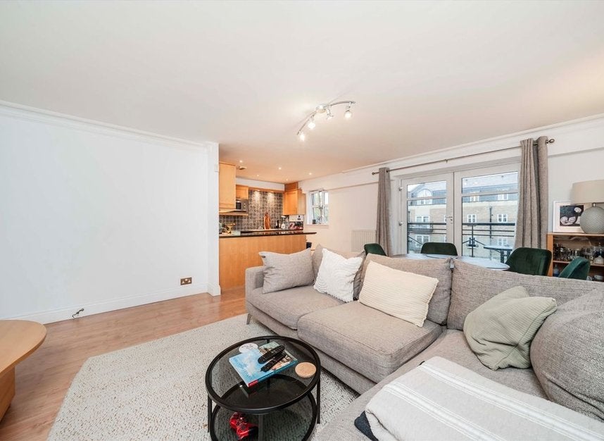 Flat Swan Street in Greater London