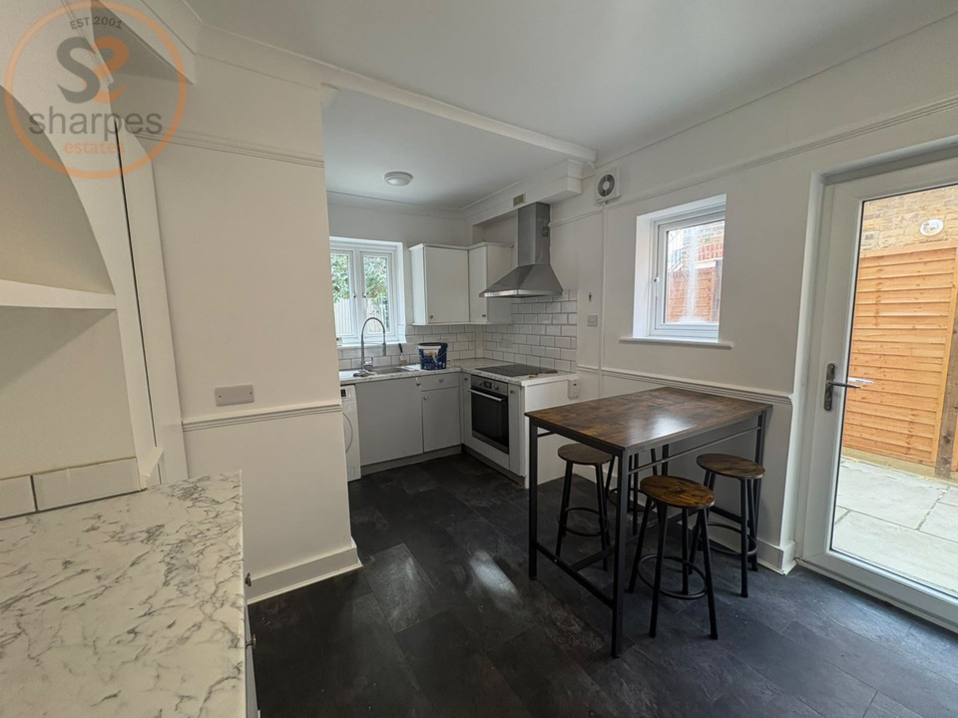 Flat Fortescue Road in Greater London