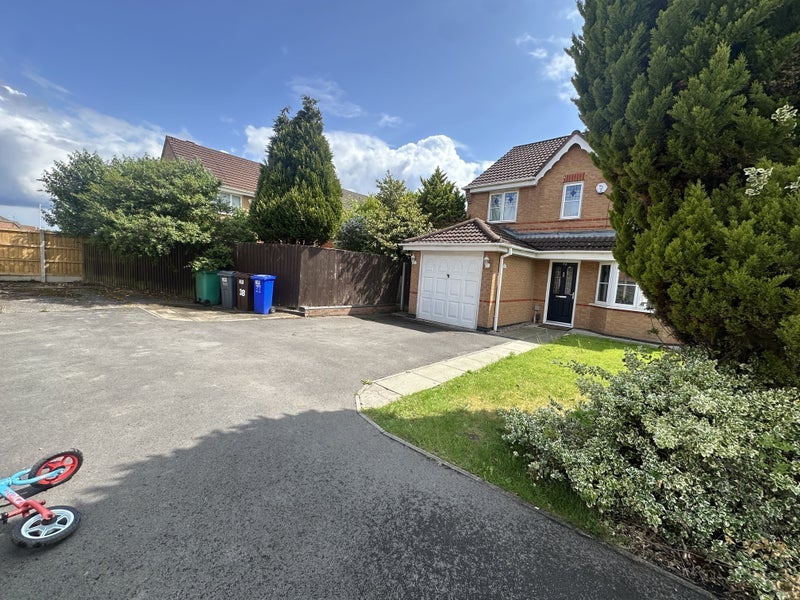 Room Rissington Avenue in Manchester