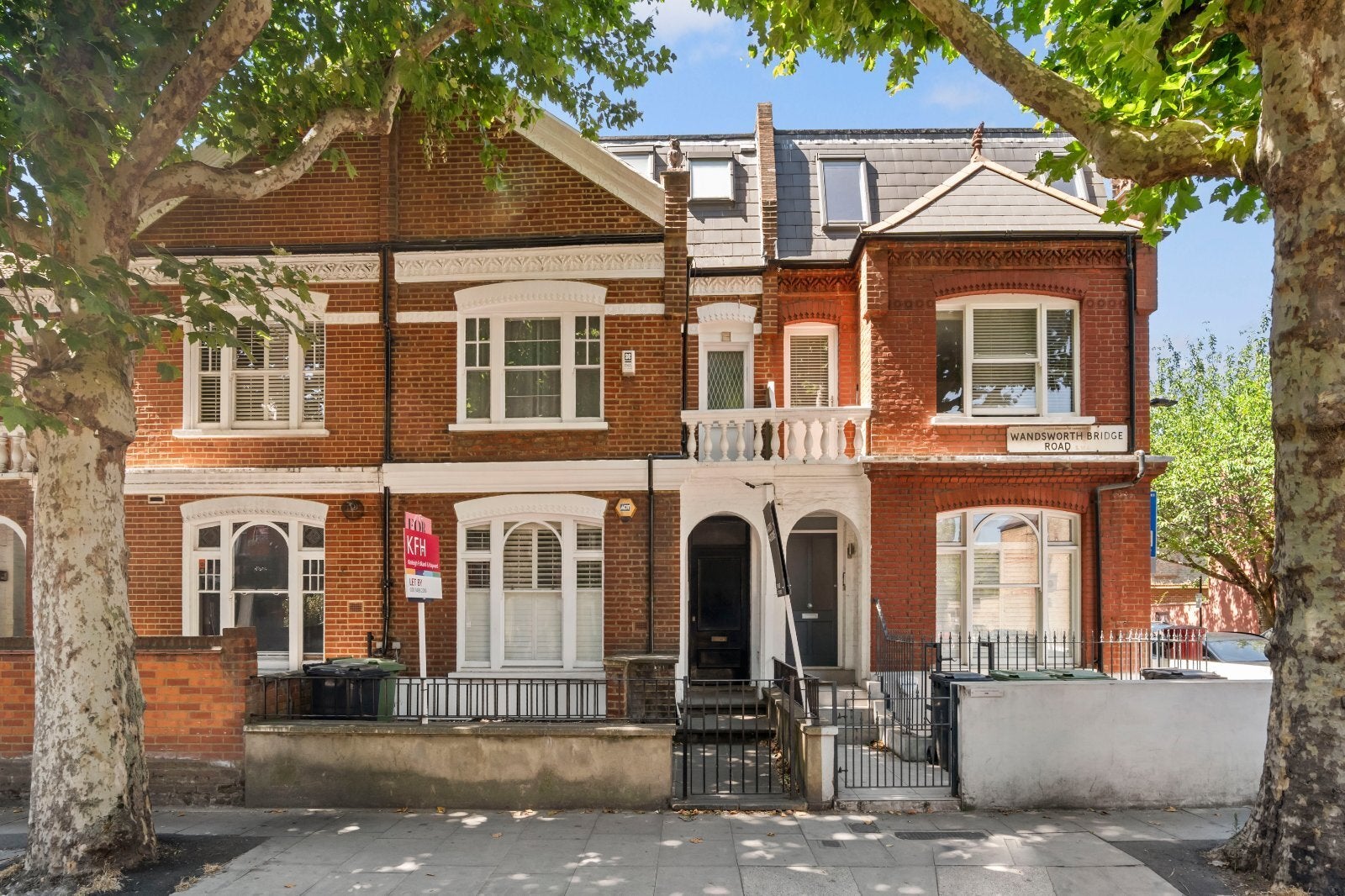 Flat Broughton Road in Greater London
