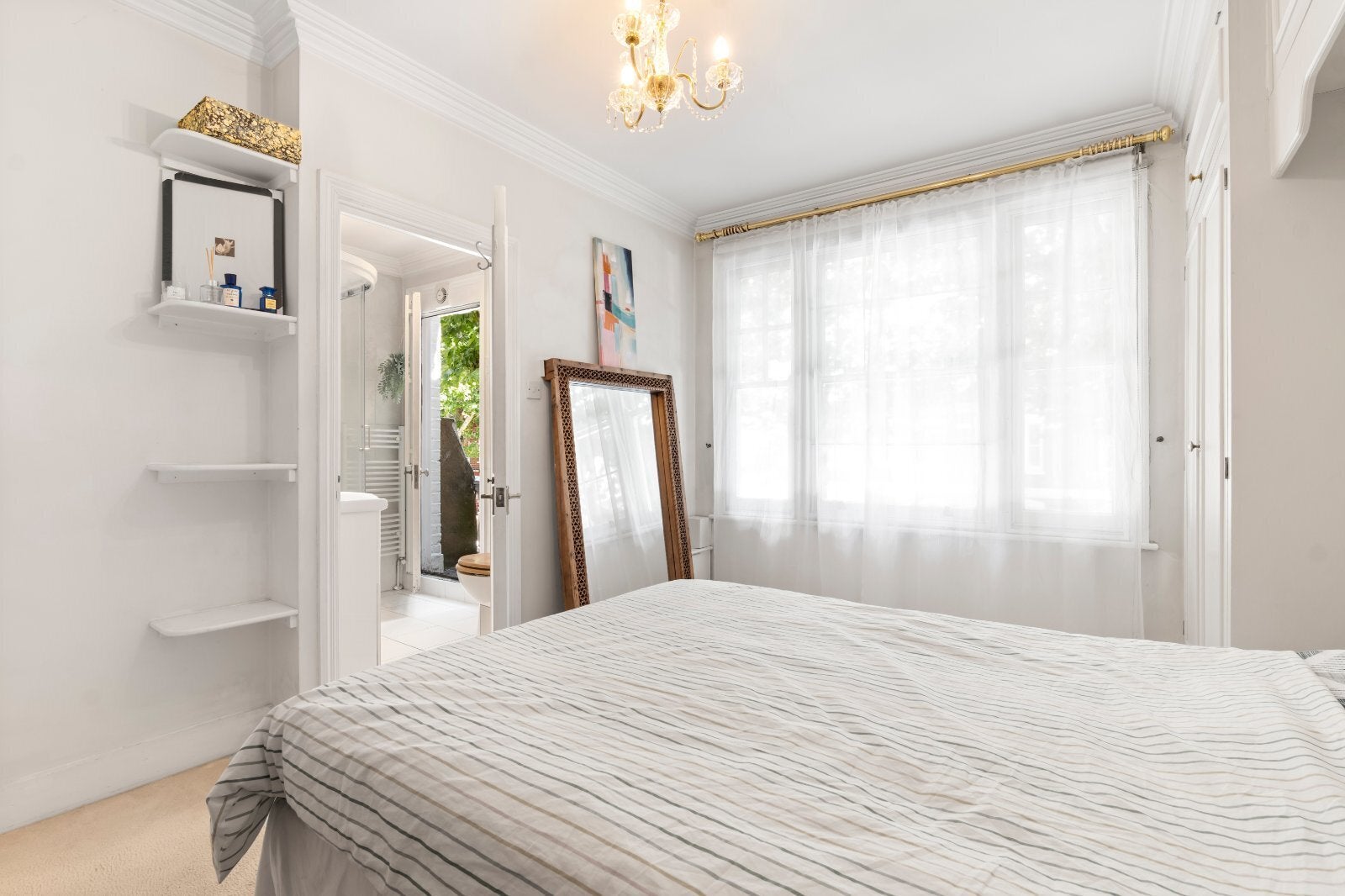 Flat Broughton Road in Greater London