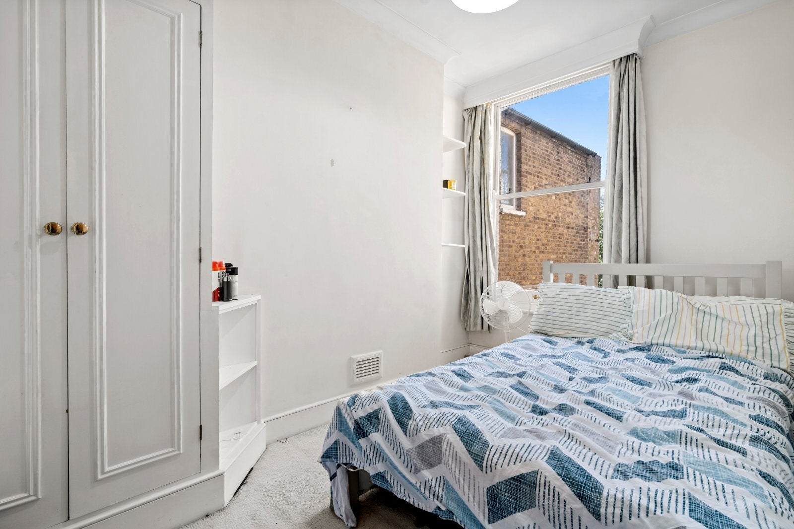 Flat Broughton Road in Greater London