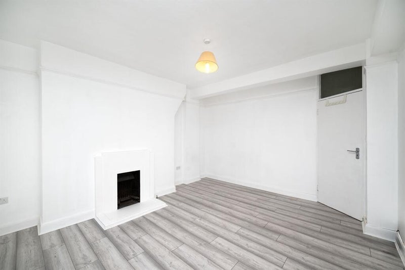 Flat Mead Close in Greater London