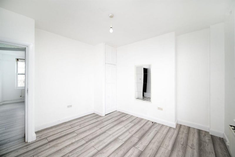 Flat Mead Close in Greater London
