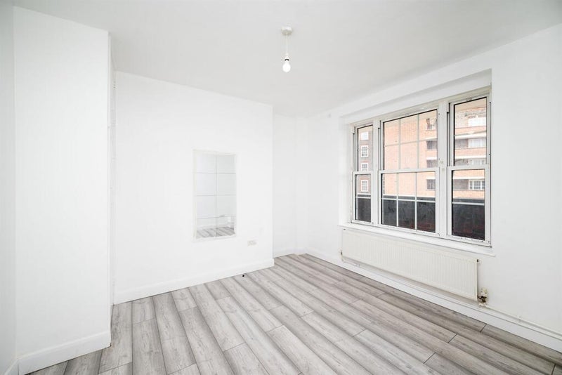 Flat Mead Close in Greater London