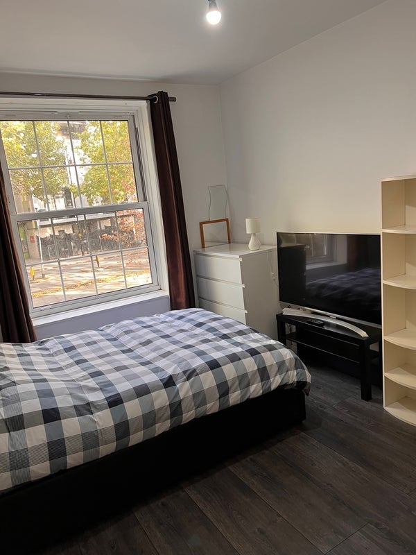 Room Harper Road in Greater London