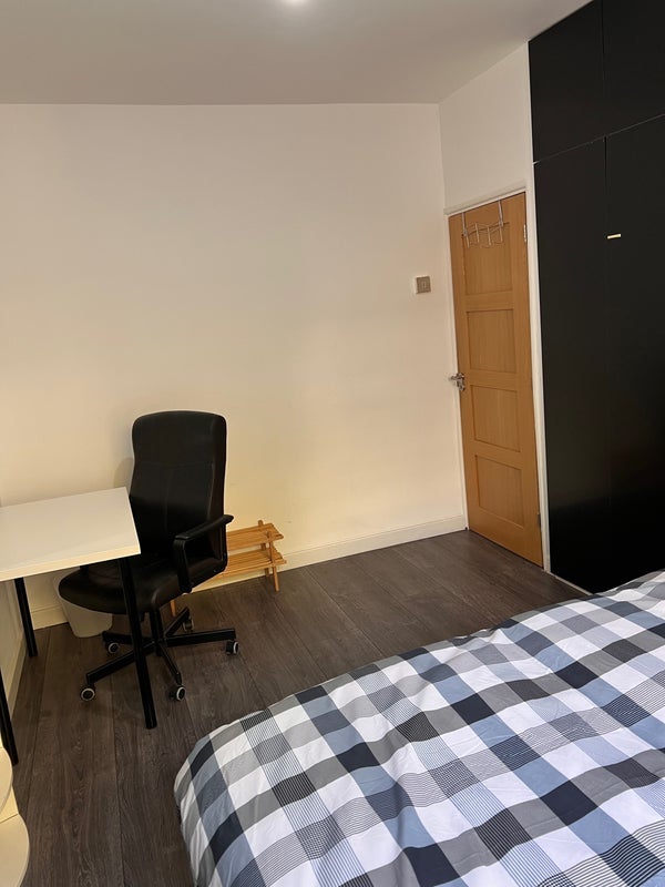 Room Harper Road in Greater London