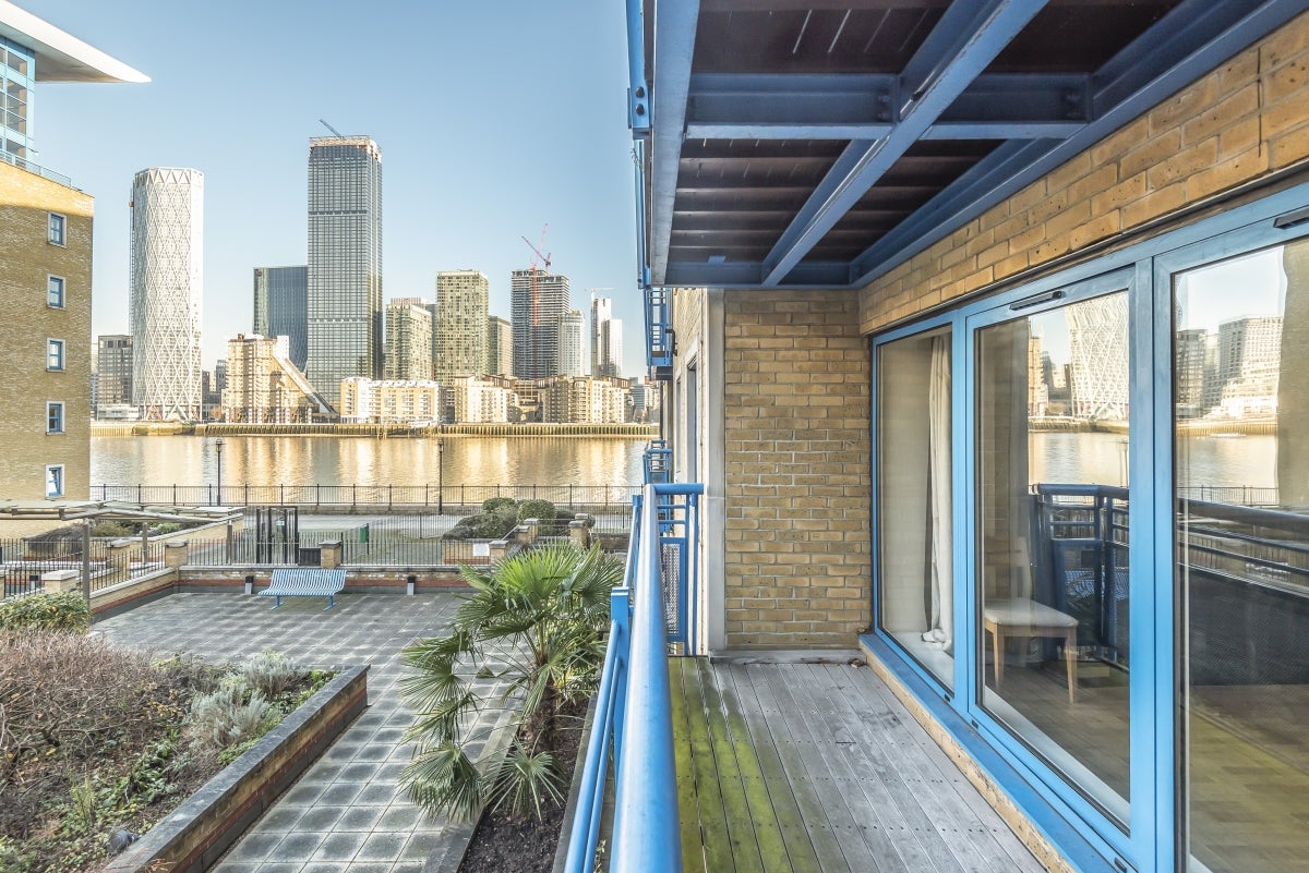 Flat Rotherhithe Street in Greater London