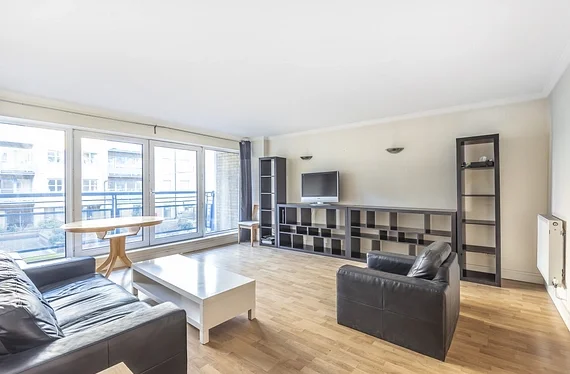 Flat Rotherhithe Street in Greater London