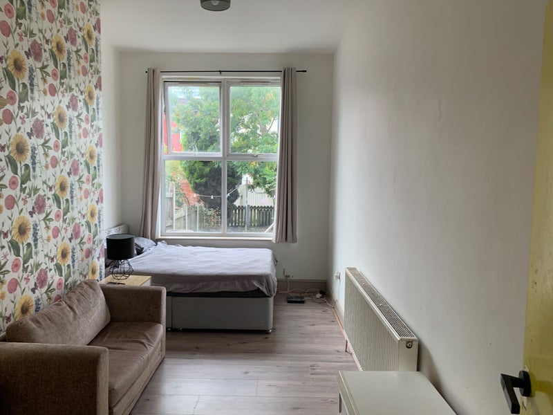 Room Hamilton Avenue in Leeds