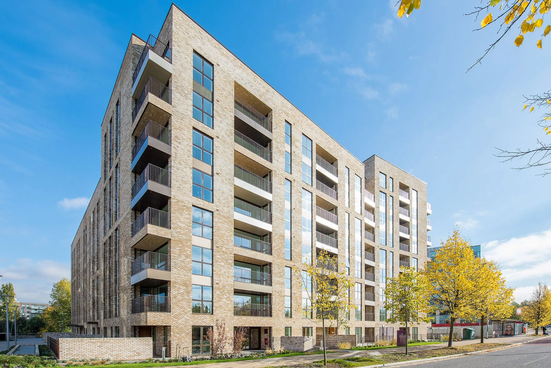 Flat Lakeside Drive in Greater London