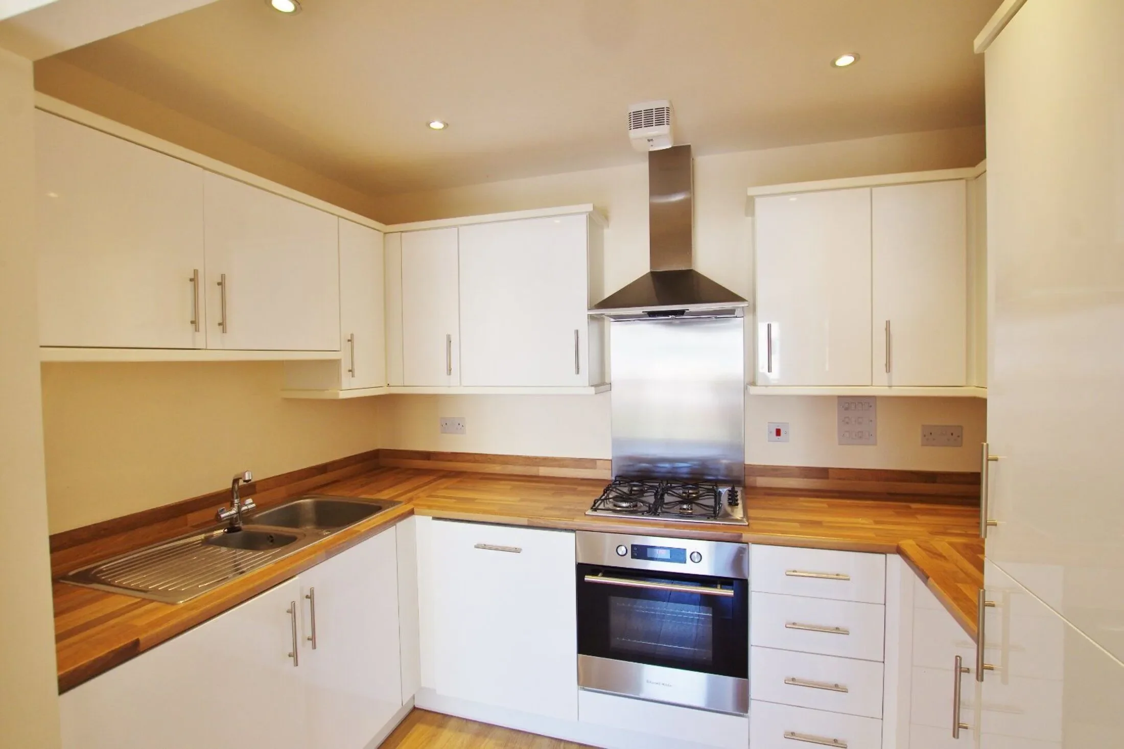 Flat Ley Farm Close in Watford