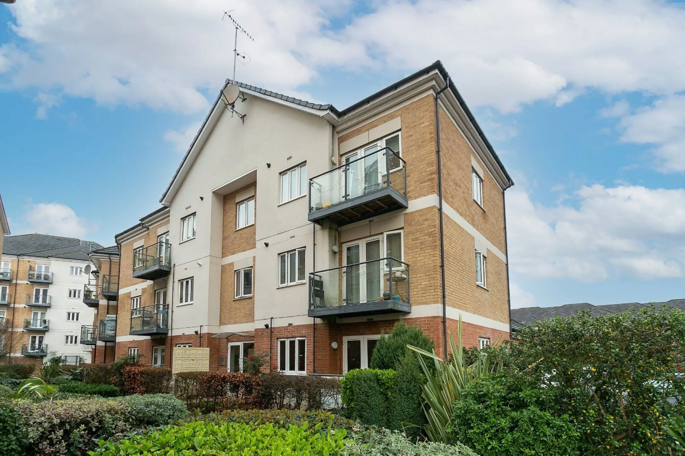 Flat Ley Farm Close in Watford