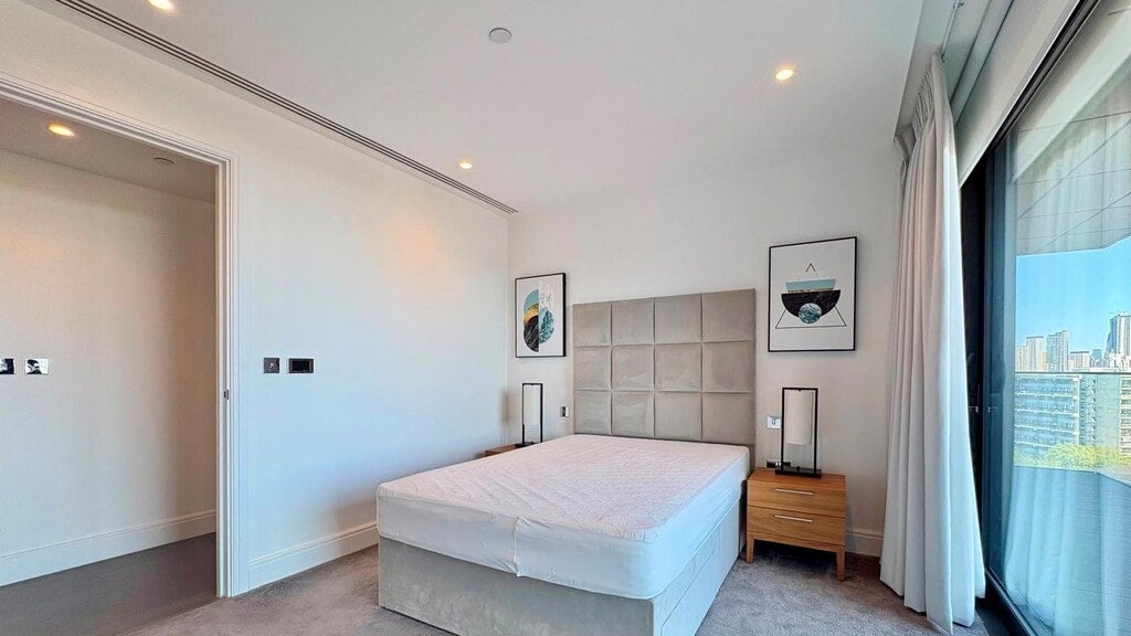 Flat Albert Embankment in Greater London