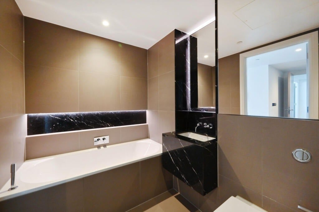 Flat Albert Embankment in Greater London