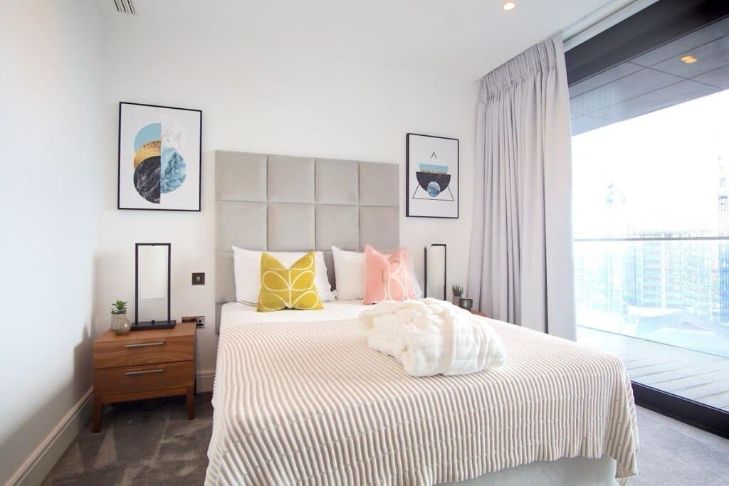 Flat Albert Embankment in Greater London