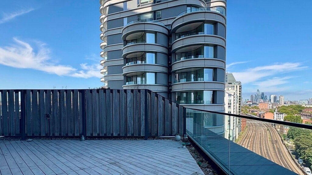 Flat Albert Embankment in Greater London