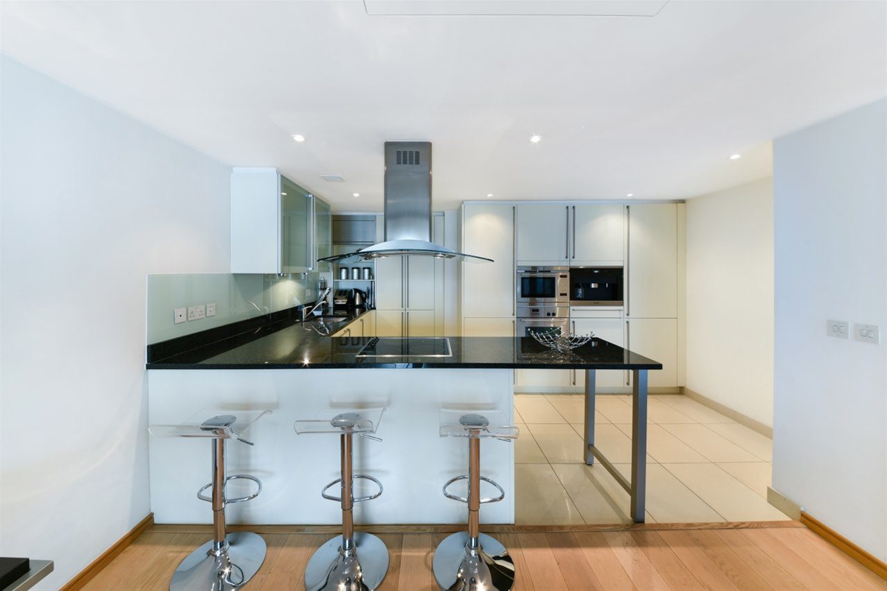 Flat Hertsmere Road in Greater London