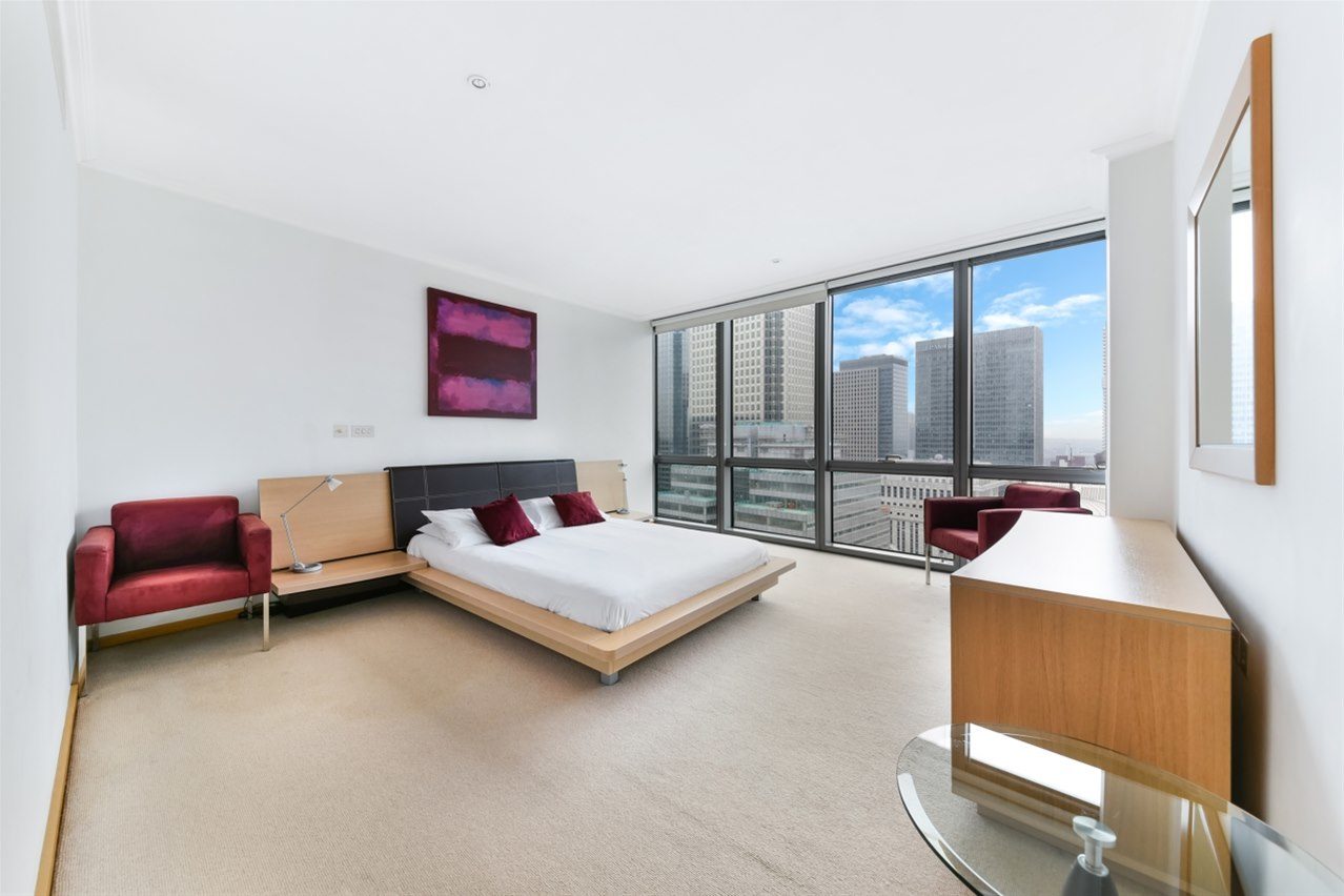Flat Hertsmere Road in Greater London