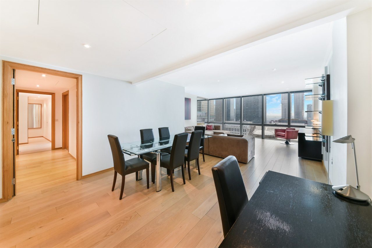 Flat Hertsmere Road in Greater London