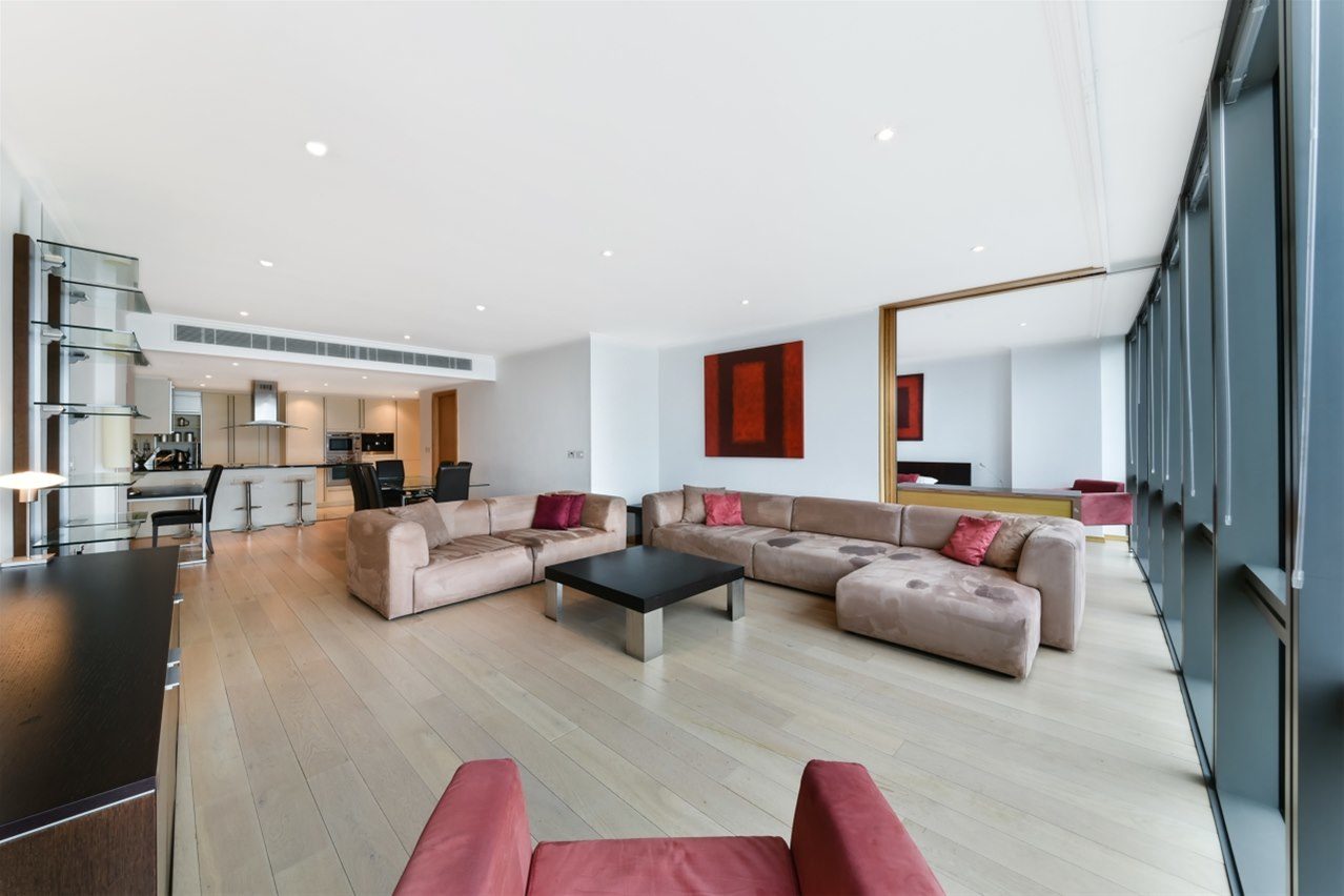 Flat Hertsmere Road in Greater London