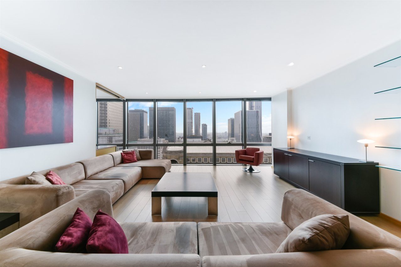Flat Hertsmere Road in Greater London