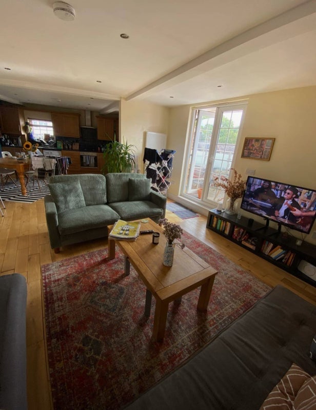 Room Martaban Road in Greater London