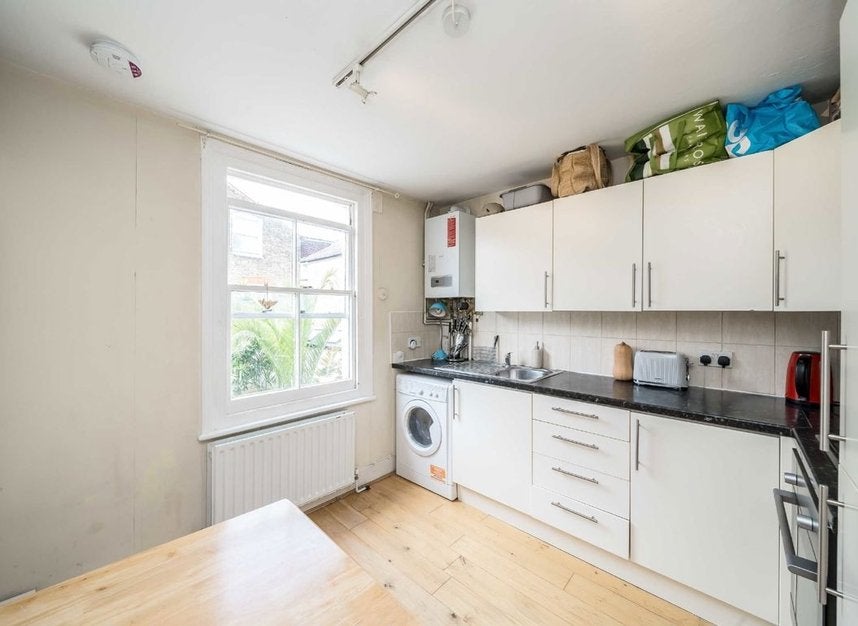 Flat Sugden Road in Greater London