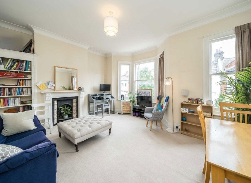Flat Sugden Road in Greater London