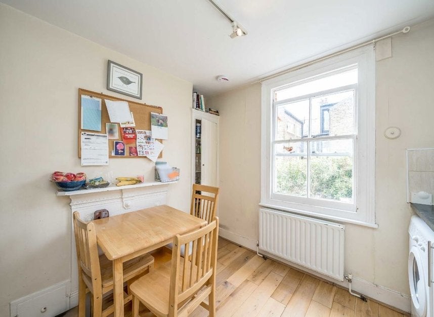 Flat Sugden Road in Greater London