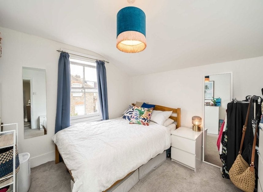 Flat Sugden Road in Greater London