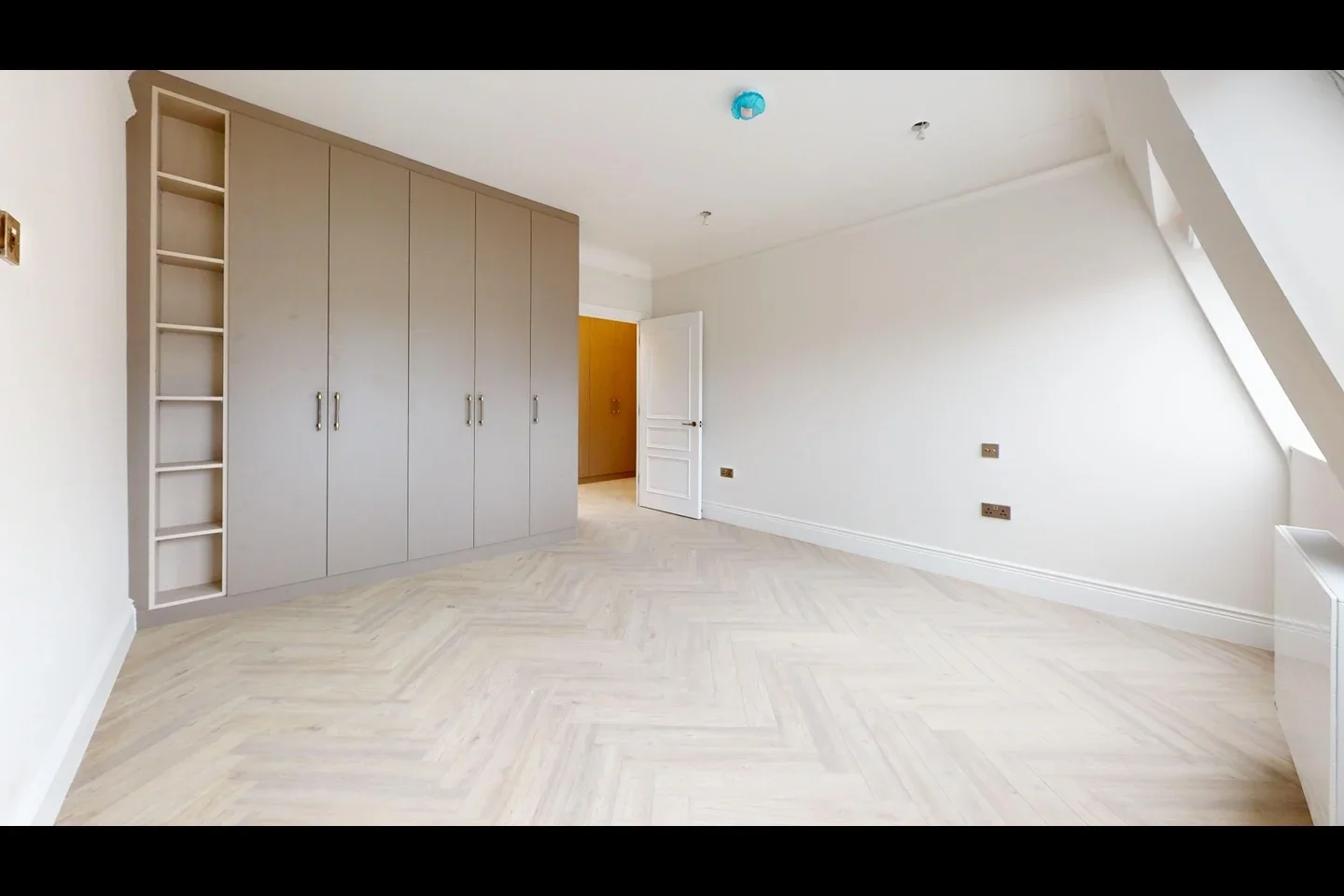 Flat Wimbledon Hill Road in Greater London