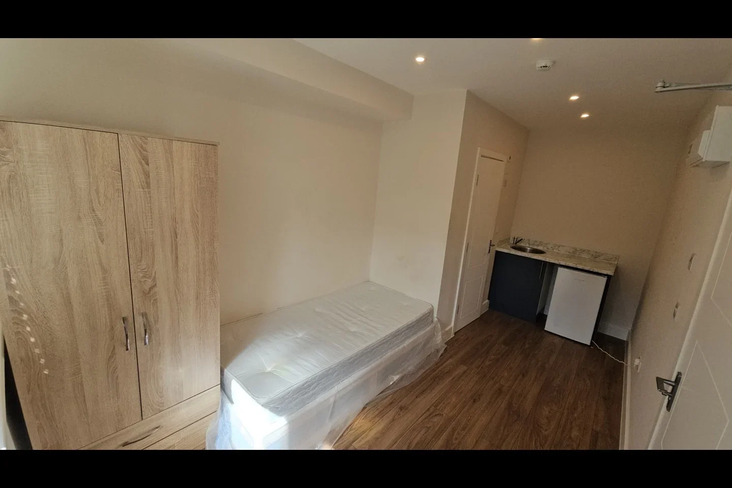 Flat Fredora Avenue in Greater London