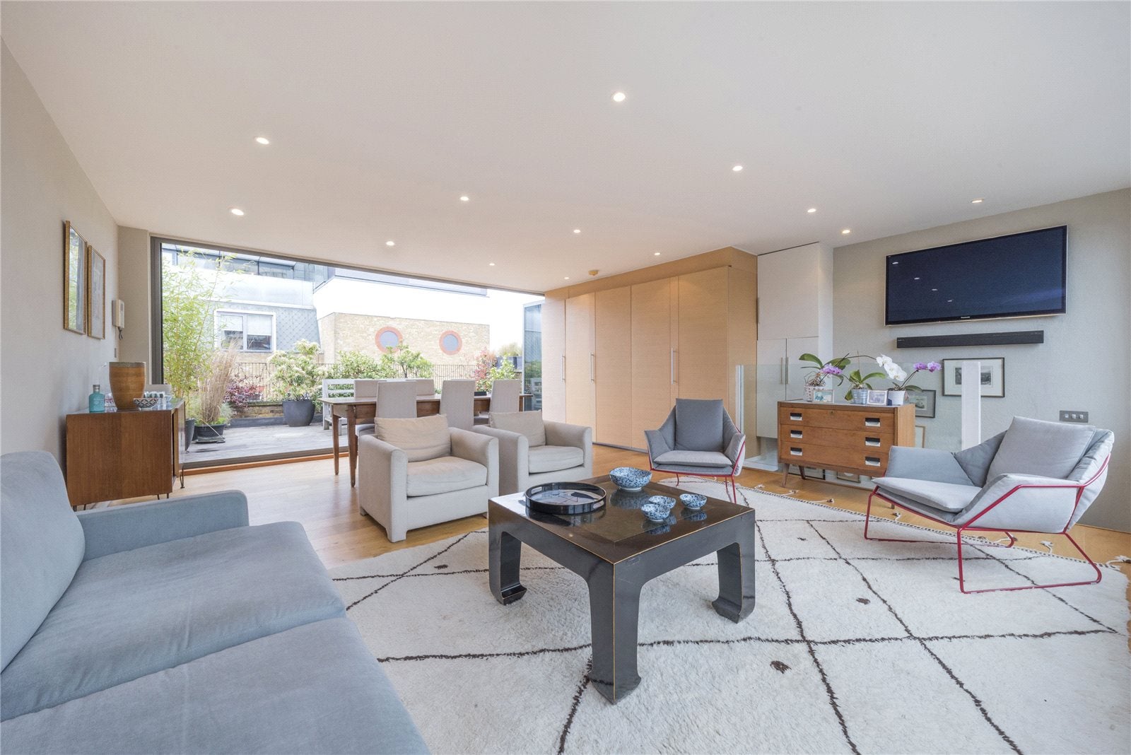 Flat Percy Street in Greater London