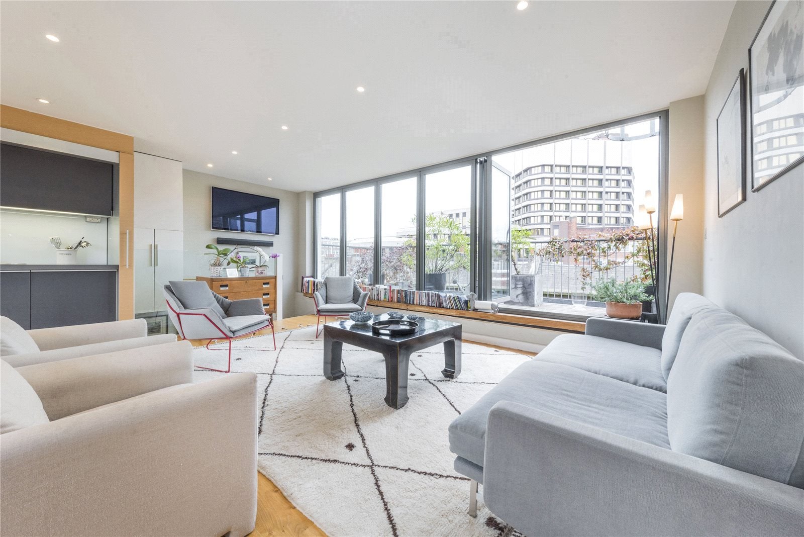 Flat Percy Street in Greater London