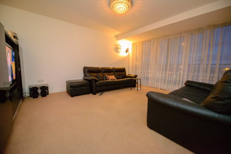 Room Chalkhill Road in Greater London